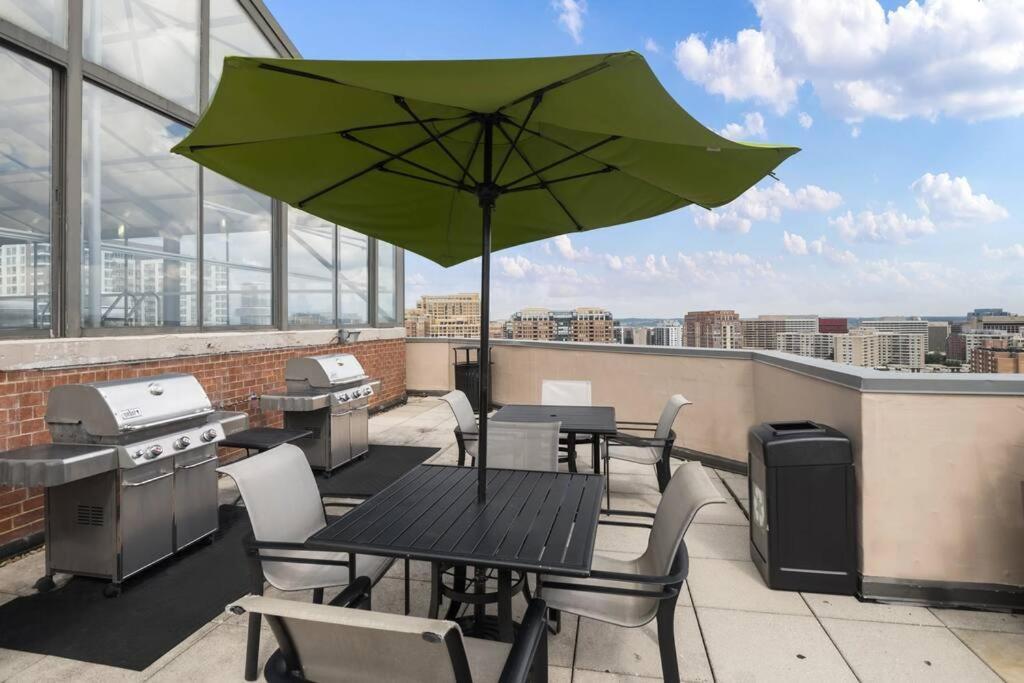 Incredible Apartment With Rooftop In Pentagon City アーリントン エクステリア 写真