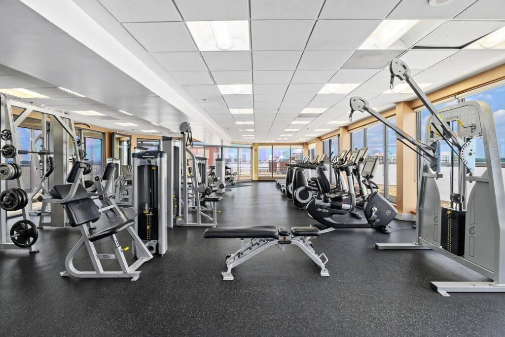 Incredible Apartment With Rooftop In Pentagon City アーリントン エクステリア 写真